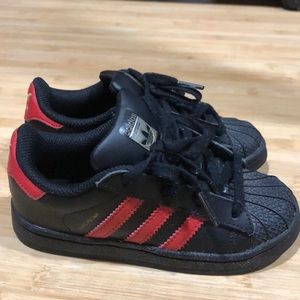 Adidas superstar black & red 10k